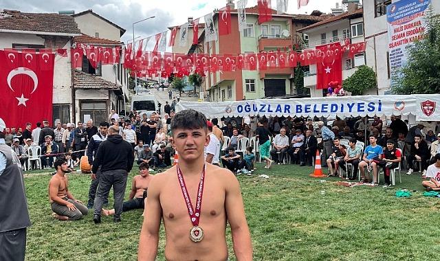 Milli güreşçi